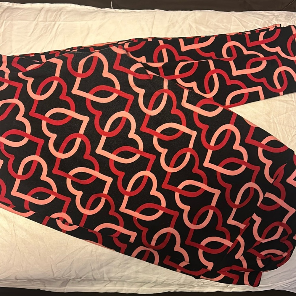 Tall and curvy lularoe valentines leggings.